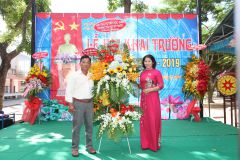 Cô Nguyễn Thị Lệ nhận lẵng hoa từ BĐD CMHS