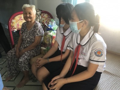 Liên đội trường thăm và tặng quà cho bà mẹ Việt Nam Anh hùng - Huỳnh Thị Phận