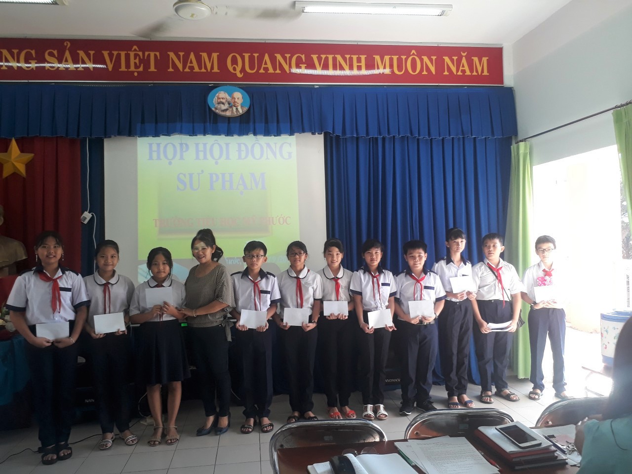Cô Nguyễn Thị Lệ - Hiệu phó nhà trường trao thưởng cho các em