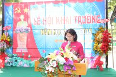 Cô Nguyễn Thị Lệ - Phó Bí thư Chi bộ - Phó Hiệu trưởng nhà trường đọc thư của Chủ tịch nước Trần Đại Quang