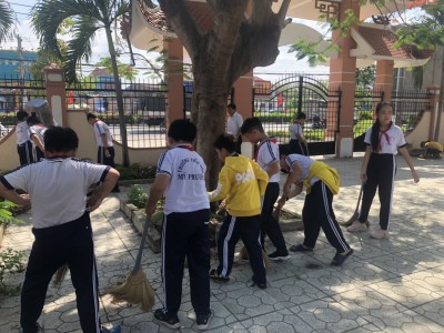 Đội viên trường Tiểu học Mỹ Phước tham gia quét dọn Bia tưởng niệm liệt sỹ Phường Mỹ Phước