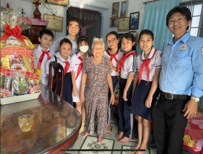 Liên đội trường Tiểu học Mỹ Phước thăm và tặng quà cho Mẹ Việt Nam Anh hùng
