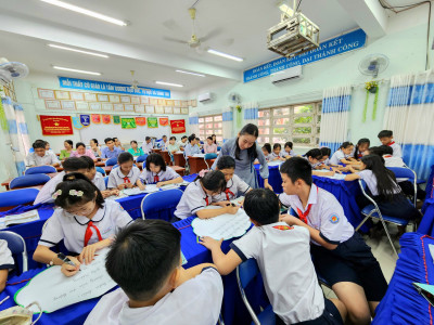 Học sinh hào hứng với hoạt động bảo vệ môi trường đất trong tiết thao giảng hội đồng trường