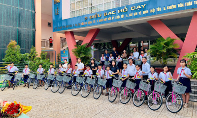 Trường Tiểu học Mỹ Phước trao tặng xe đạp cho học sinh có hoàn cảnh khó khăn
