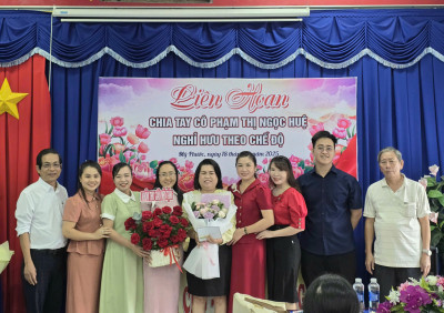 Liên hoan chia tay cô Phạm Thị Ngọc Huệ nghỉ hưu theo chế độ